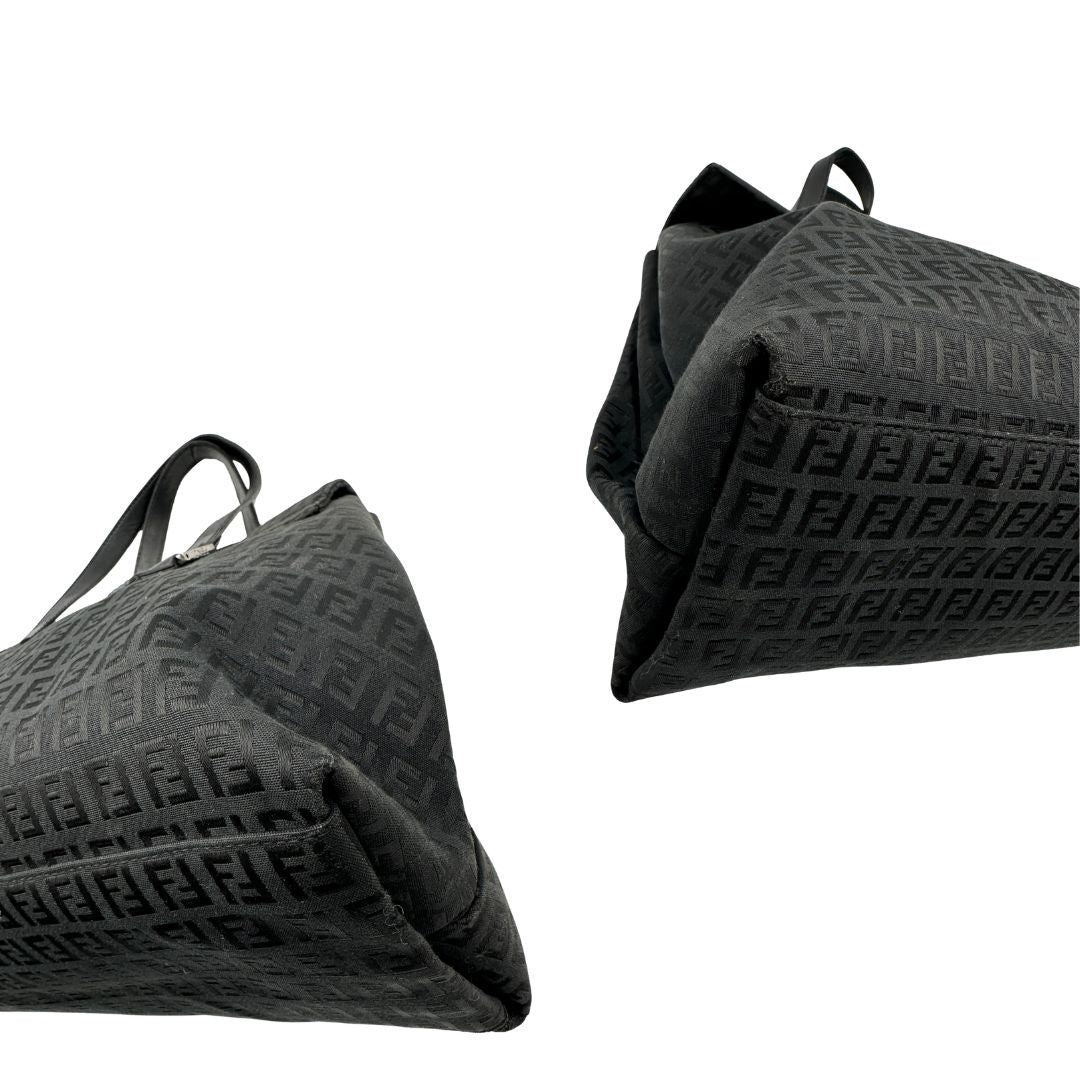 Borsa Fendi nera trama Zucchino, munita di doppi manici, di lusso, originale, ottime condizioni, usata.