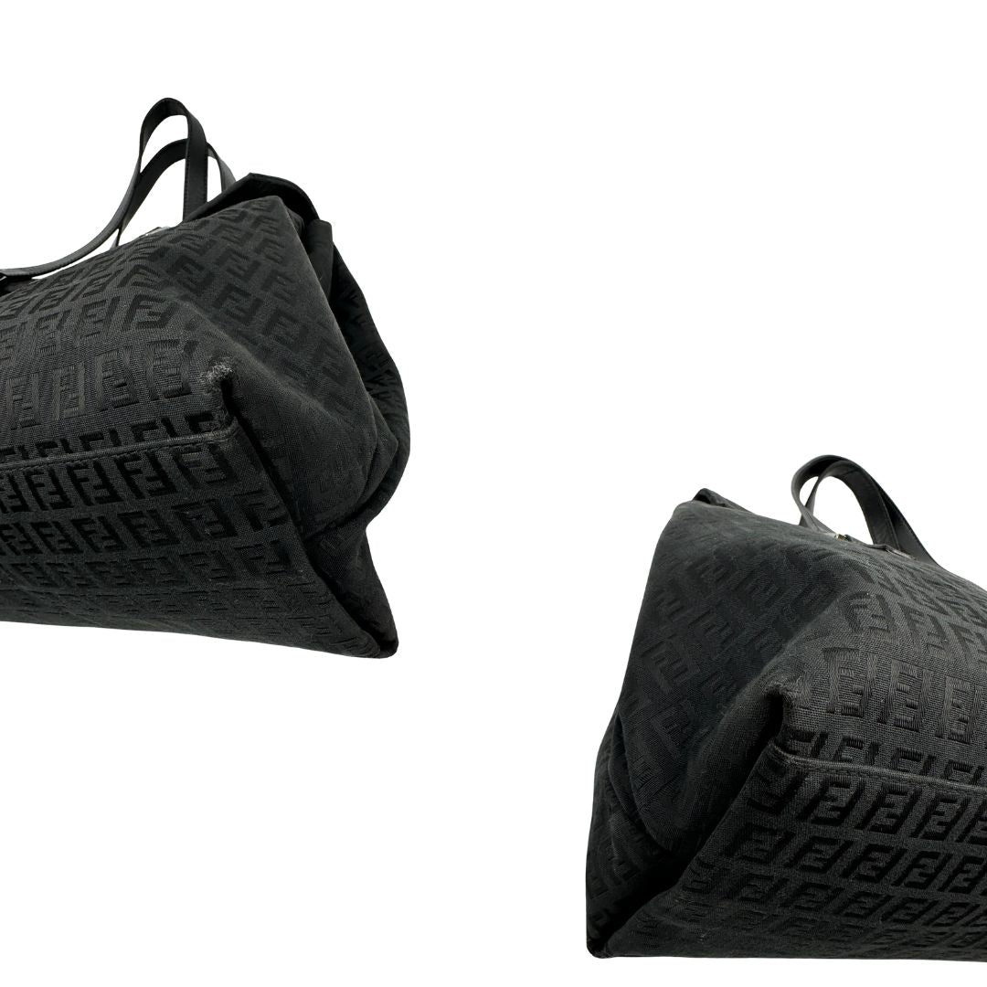 angoli Borsa Fendi nera trama Zucchino, munita di doppi manici, di lusso, originale, ottime condizioni, usata.