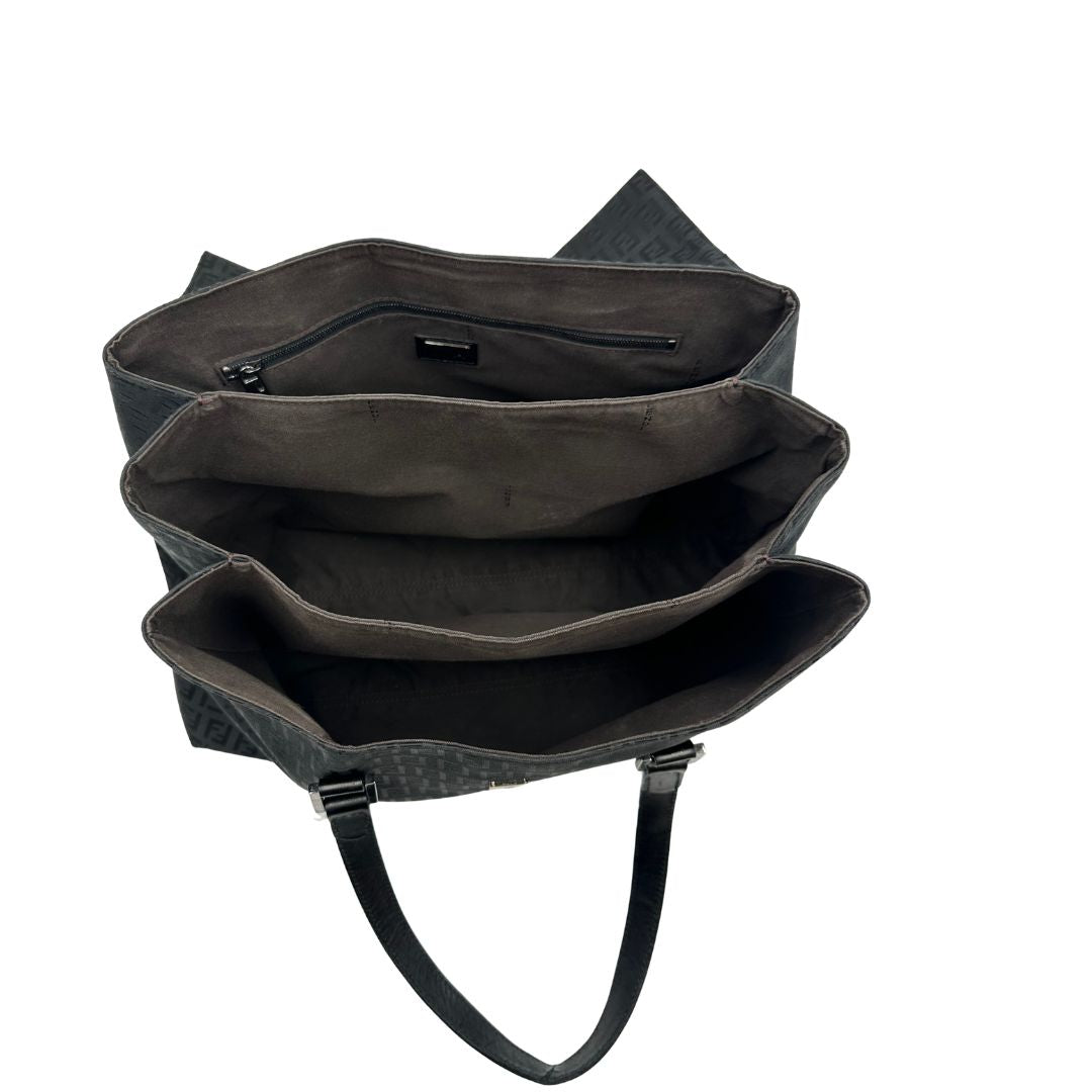 interno Borsa Fendi nera trama Zucchino, munita di doppi manici, di lusso, originale, ottime condizioni, usata.