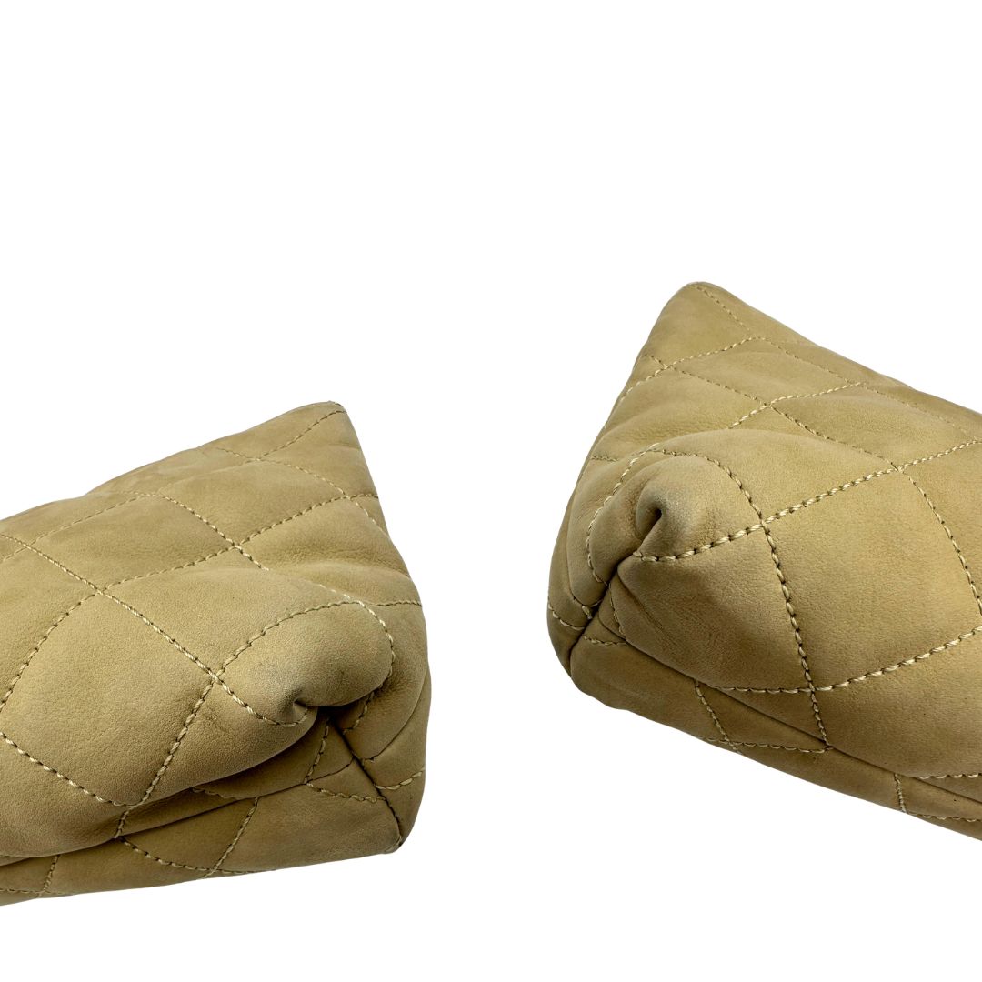 Saint Laurent Icare Maxi Shopping Bag in pelle trapuntata color avorio, impreziosita dall’iconico maxi logo Cassandre dorato frontale, di lusso, originale.