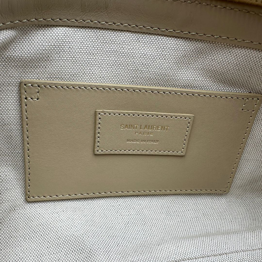 Saint Laurent Icare Maxi Shopping Bag in pelle trapuntata color avorio, impreziosita dall’iconico maxi logo Cassandre dorato frontale, di lusso, originale.