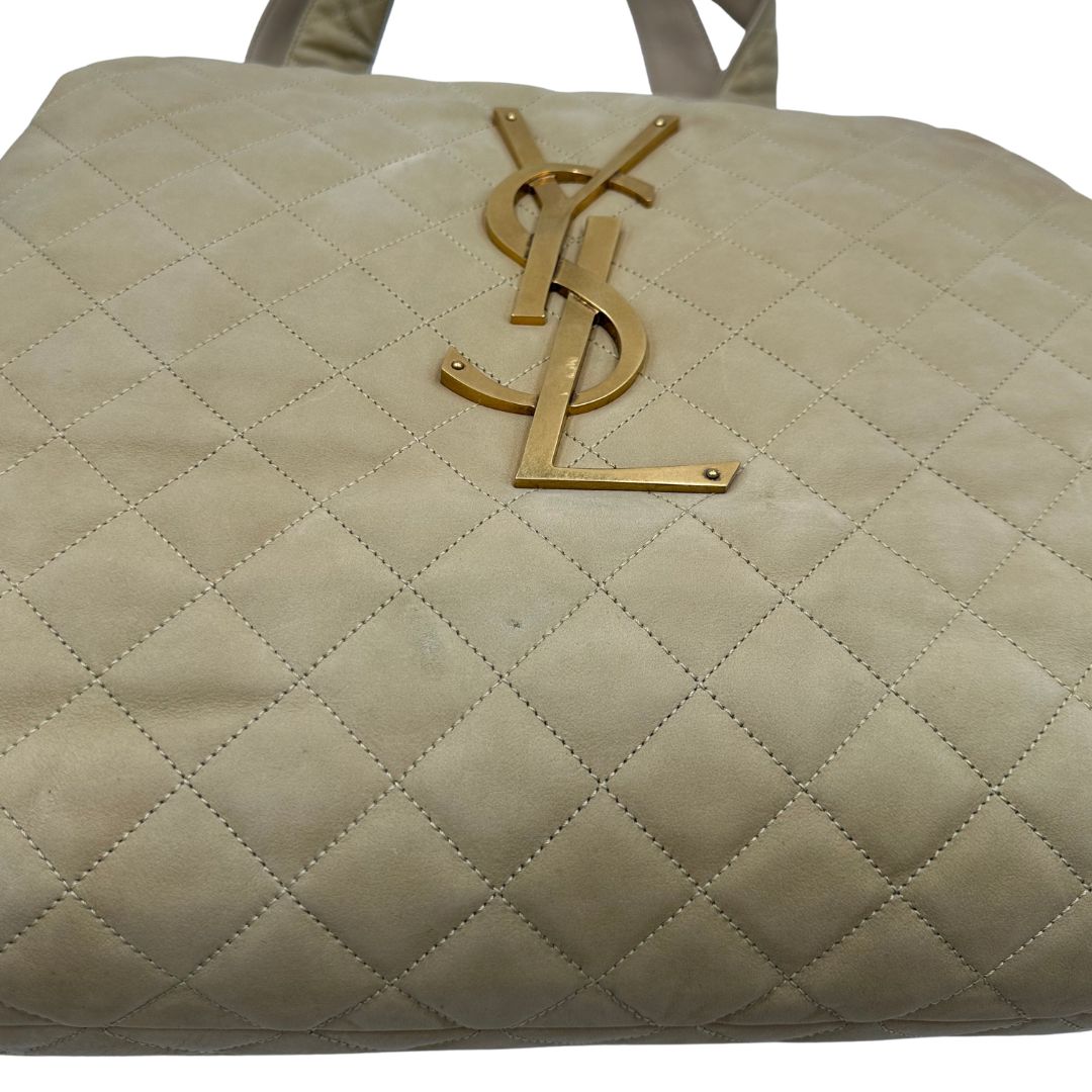 Saint Laurent Icare Maxi Shopping Bag in pelle trapuntata color avorio, impreziosita dall’iconico maxi logo Cassandre dorato frontale, di lusso, originale.