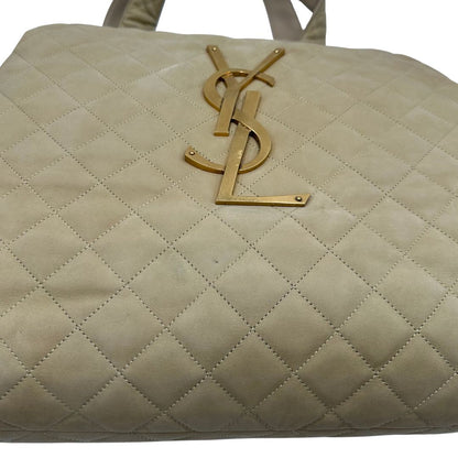 Saint Laurent Icare Maxi Shopping Bag in pelle trapuntata color avorio, impreziosita dall’iconico maxi logo Cassandre dorato frontale, di lusso, originale.