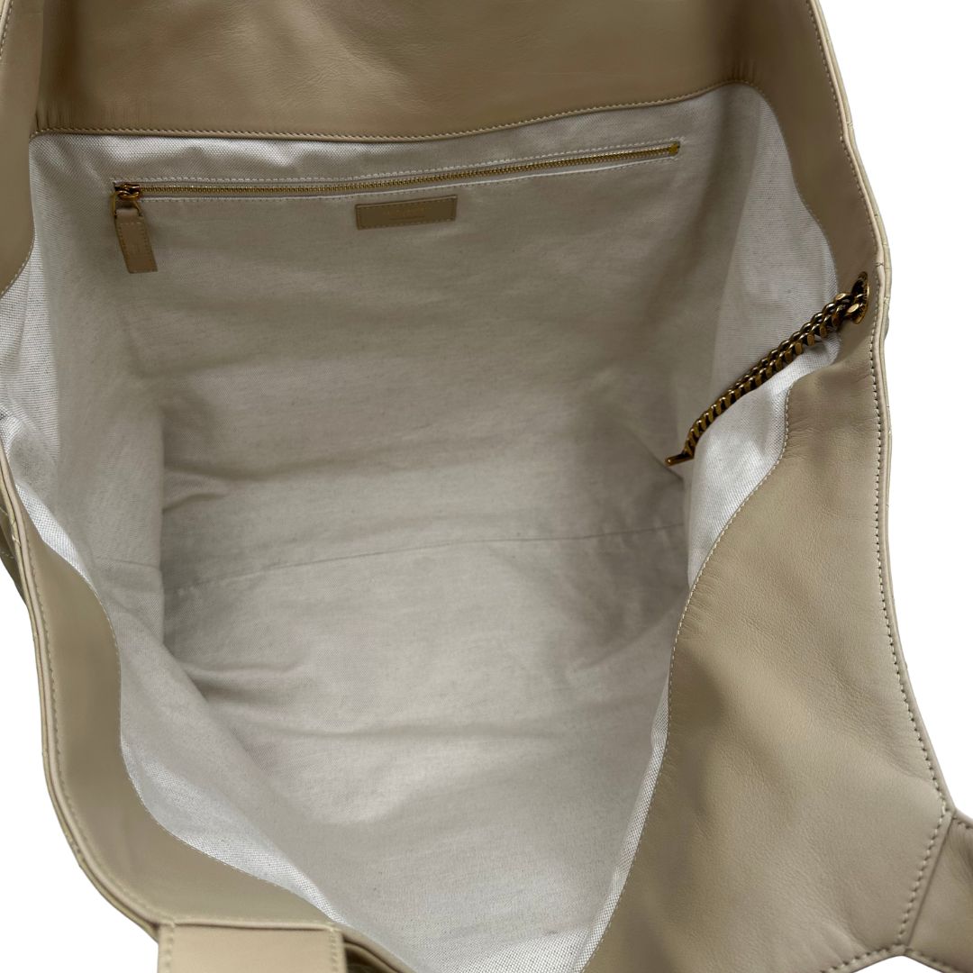 Saint Laurent Icare Maxi Shopping Bag in pelle trapuntata color avorio, impreziosita dall’iconico maxi logo Cassandre dorato frontale, di lusso, originale.