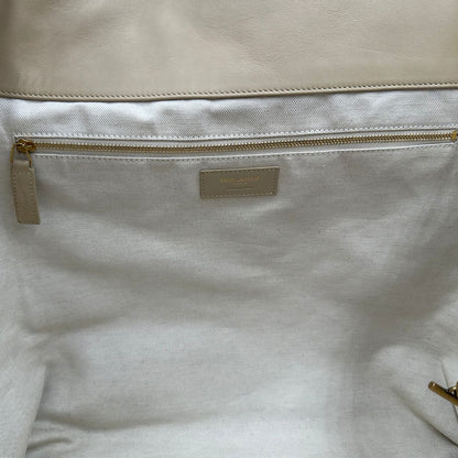 Saint Laurent Icare Maxi Shopping Bag in pelle trapuntata color avorio, impreziosita dall’iconico maxi logo Cassandre dorato frontale, di lusso, originale.