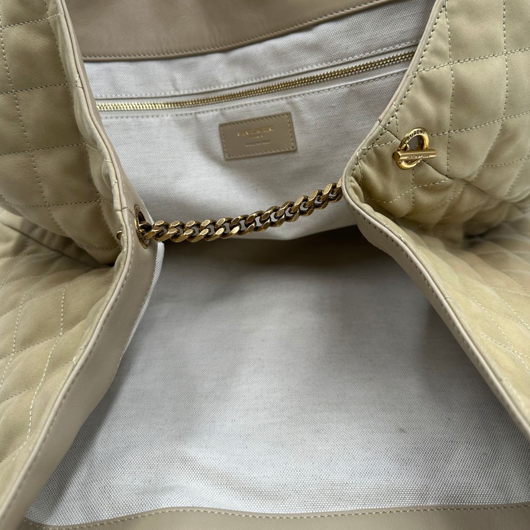 Saint Laurent Icare Maxi Shopping Bag in pelle trapuntata color avorio, impreziosita dall’iconico maxi logo Cassandre dorato frontale, di lusso, originale.