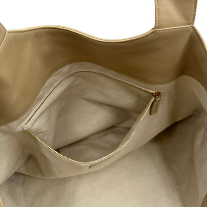 Saint Laurent Icare Maxi Shopping Bag in pelle trapuntata color avorio, impreziosita dall’iconico maxi logo Cassandre dorato frontale, di lusso, originale.