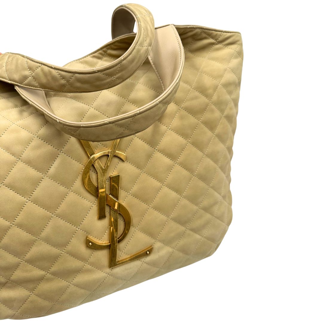 Saint Laurent Icare Maxi Shopping Bag in pelle trapuntata color avorio, impreziosita dall’iconico maxi logo Cassandre dorato frontale, di lusso, originale.