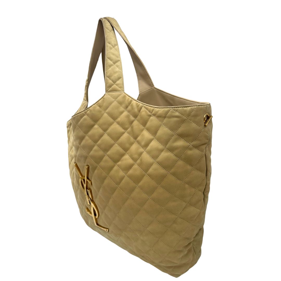 Saint Laurent Icare Maxi Shopping Bag in pelle trapuntata color avorio, impreziosita dall’iconico maxi logo Cassandre dorato frontale, di lusso, originale.