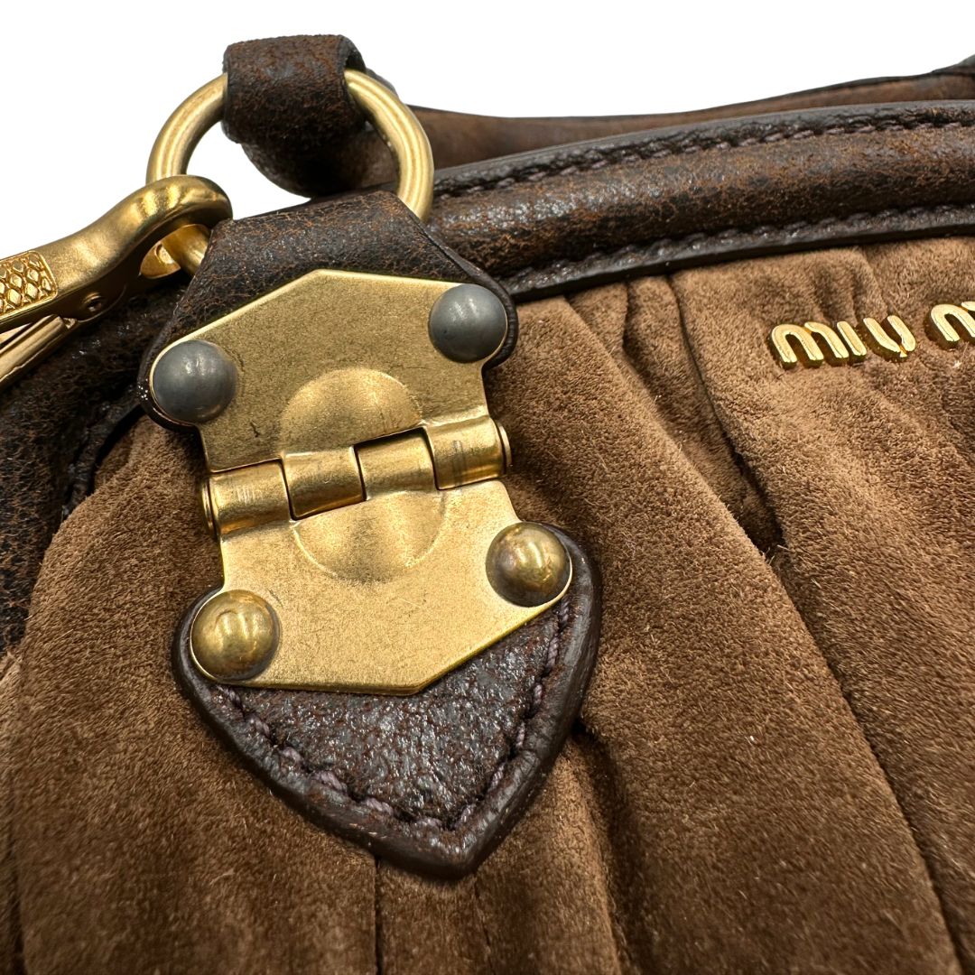  Borsa Miu Miu in pelle scamosciata marrone, indossabile anche a tracolla, di lusso, originale, ottime condizioni, usata.