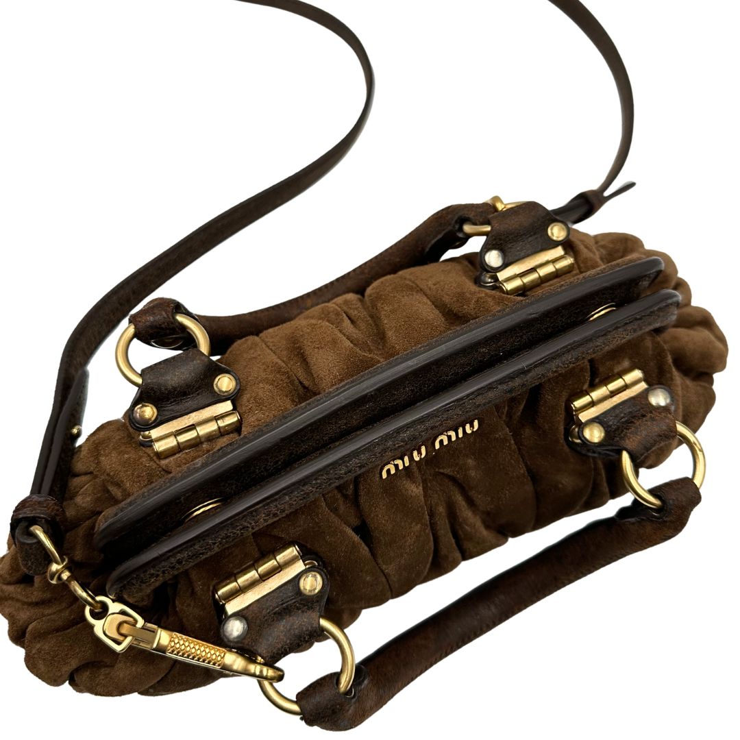  Borsa Miu Miu in pelle scamosciata marrone, indossabile anche a tracolla, di lusso, originale, ottime condizioni, usata.