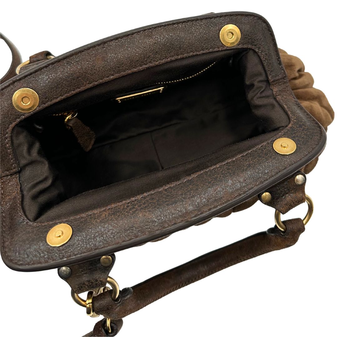  Borsa Miu Miu in pelle scamosciata marrone, indossabile anche a tracolla, di lusso, originale, ottime condizioni, usata.