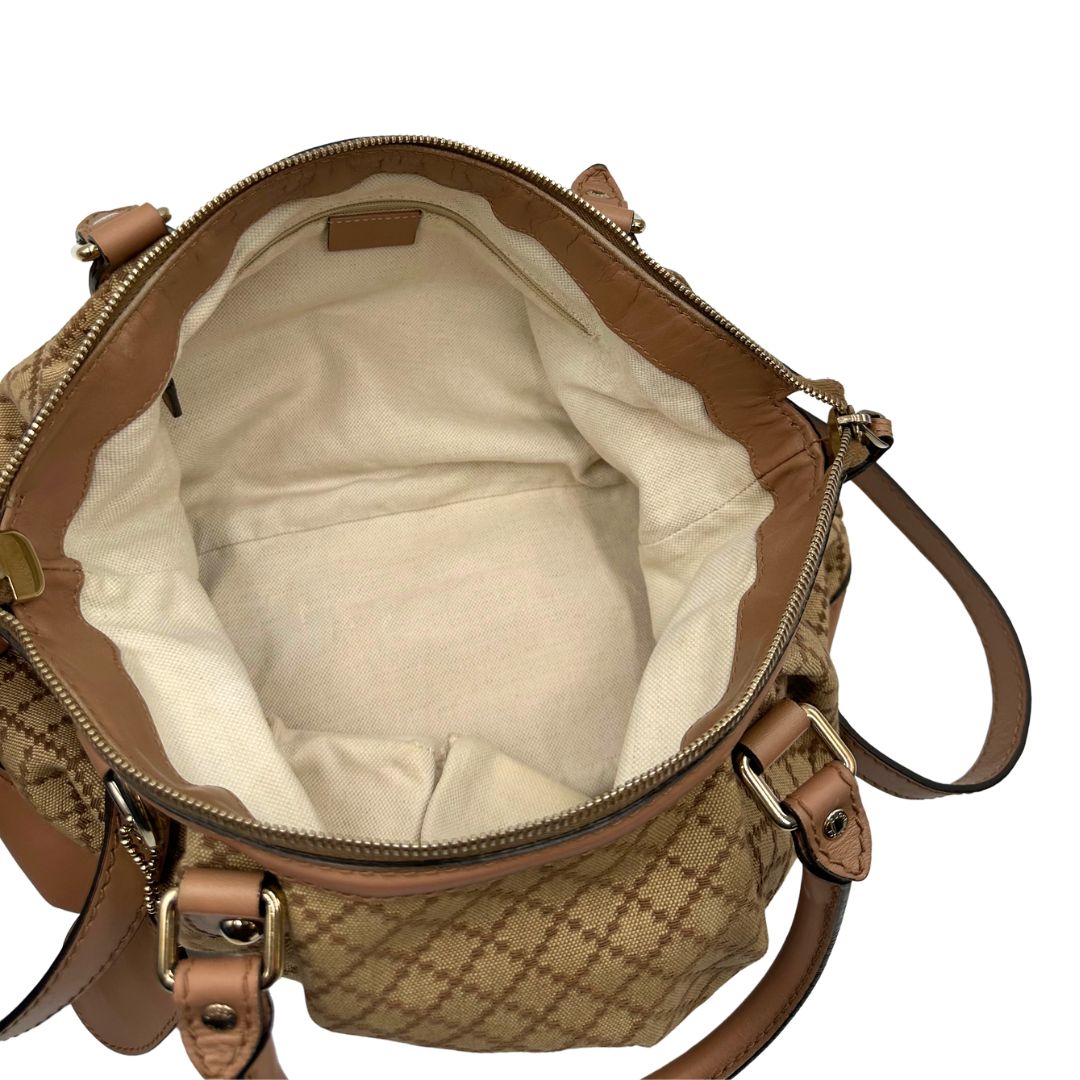 inbterno Borsa Gucci Diamante in tessuto beige con finiture in pelle rosa, munita di doppi manici e una tracolla amovibile e regolabile, di lusso, originale, ottime condizioni, usata. 