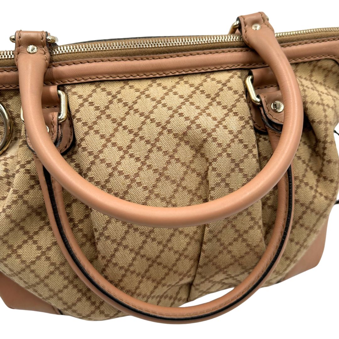 manici Borsa Gucci Diamante in tessuto beige con finiture in pelle rosa, munita di doppi manici e una tracolla amovibile e regolabile, di lusso, originale, ottime condizioni, usata. 