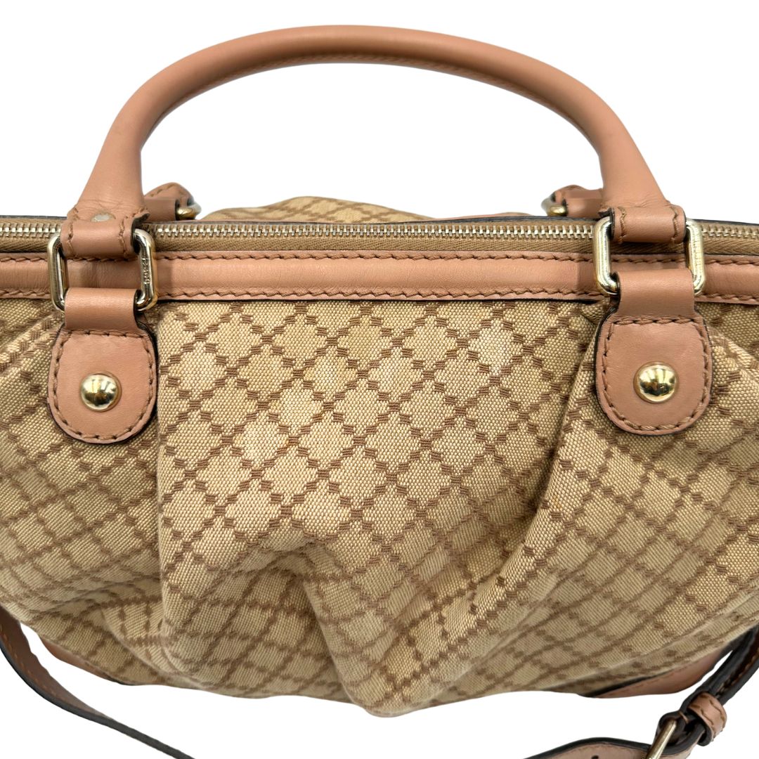 Borsa Gucci Diamante in tessuto beige con finiture in pelle rosa, munita di doppi manici e una tracolla amovibile e regolabile, di lusso, originale, ottime condizioni, usata. 