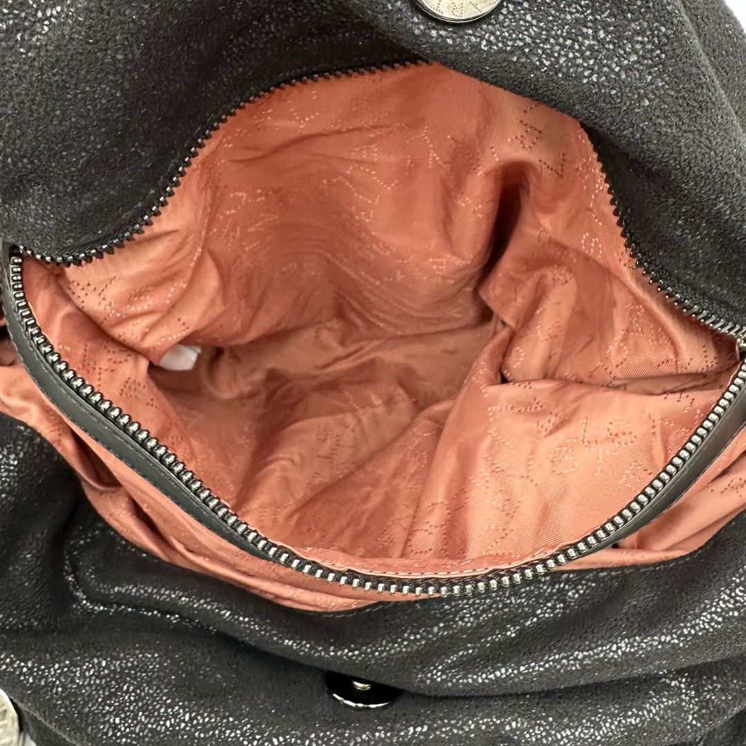 interno Borsa Falabella nella versione fold over tote, realizzata in shaggy dear, di lusso, originale, ottime condizioni, usata. 