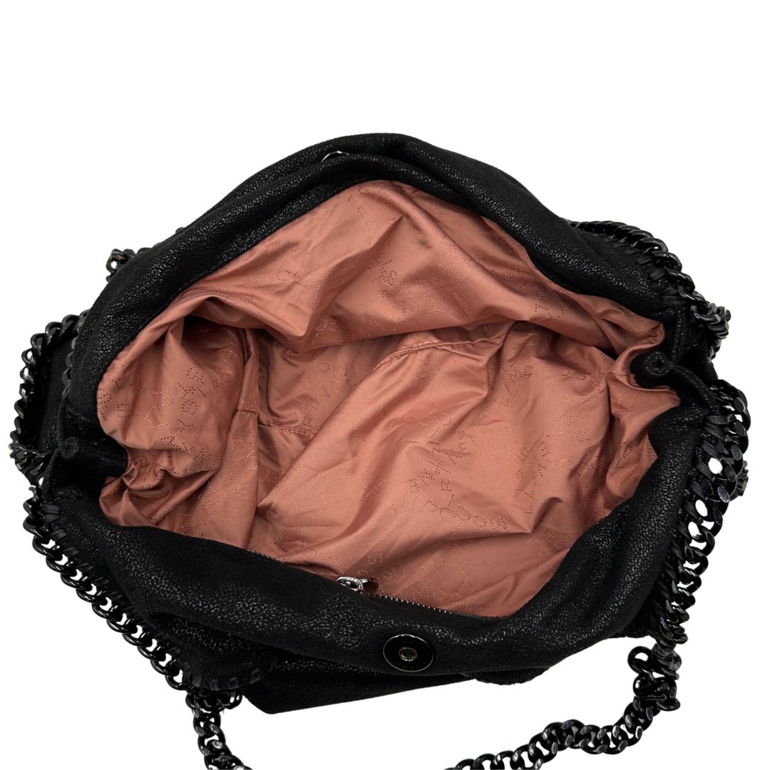 interno Borsa Falabella nella versione fold over tote, realizzata in shaggy dear, di lusso, originale, ottime condizioni, usata. 