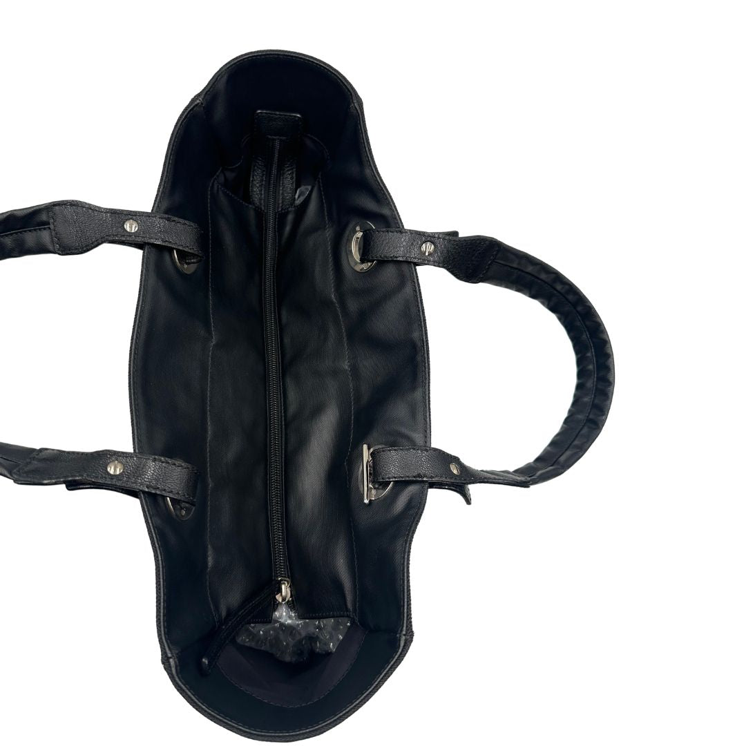 chiusura v Borsa Chanel in pelle nera, caratterizzata da linee morbide ed eleganti. Dotata di doppi manici e charm CC iconico con finiture argentate, di lusso, originale, ottime condizioni, usata.