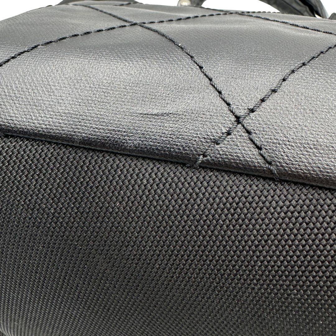 Borsa Chanel in pelle nera, caratterizzata da linee morbide ed eleganti. Dotata di doppi manici e charm CC iconico con finiture argentate, di lusso, originale, ottime condizioni, usata. 