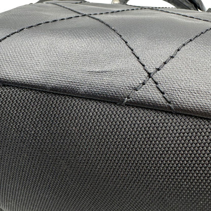 Borsa Chanel in pelle nera, caratterizzata da linee morbide ed eleganti. Dotata di doppi manici e charm CC iconico con finiture argentate, di lusso, originale, ottime condizioni, usata. 