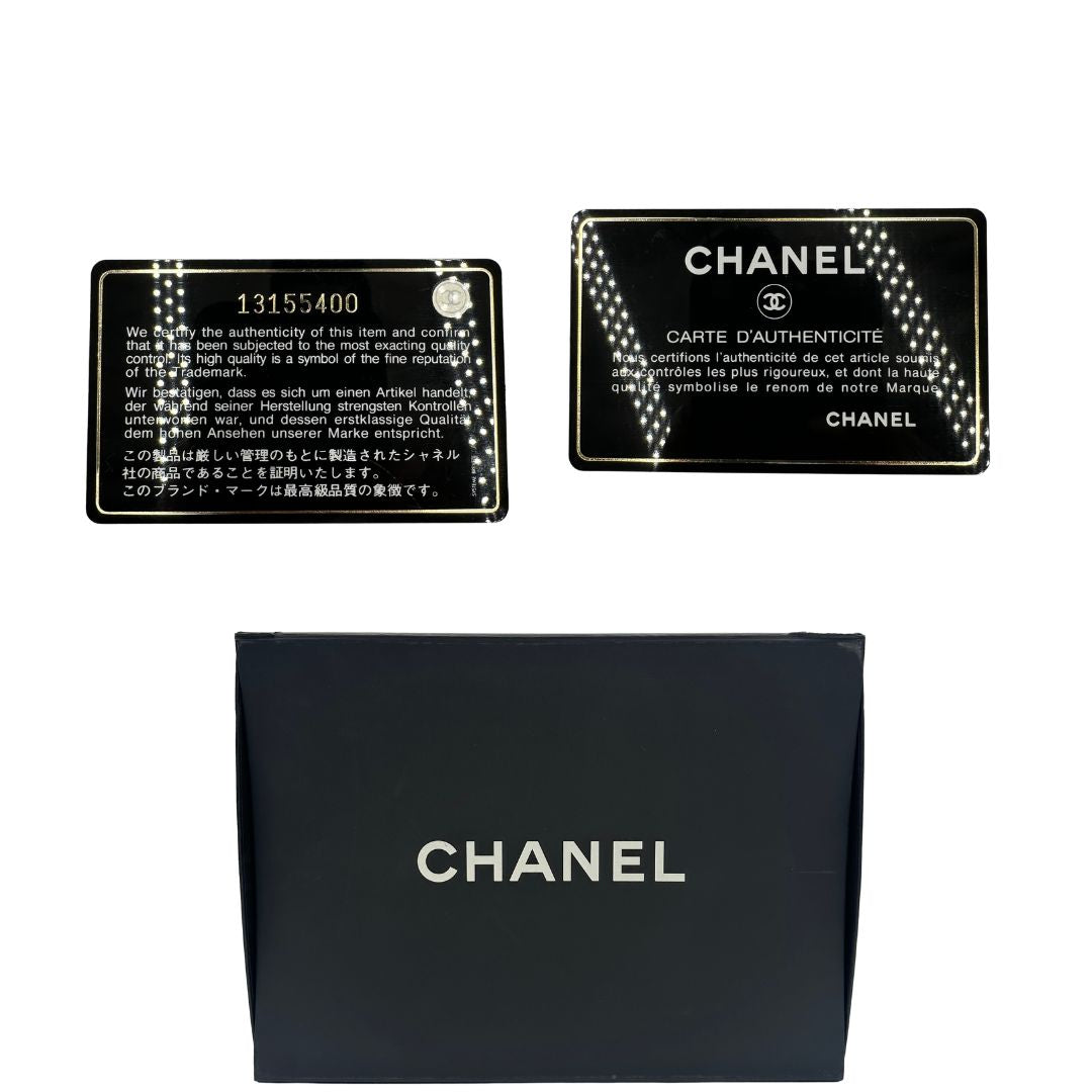 corredo Borsa Chanel in pelle nera, caratterizzata da linee morbide ed eleganti. Dotata di doppi manici e charm CC iconico con finiture argentate, di lusso, originale, ottime condizioni, usata. 