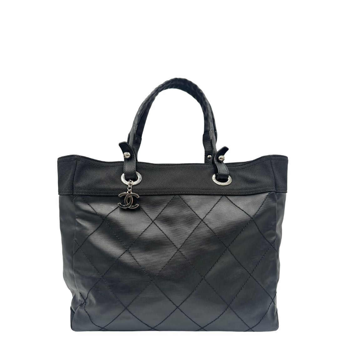 front Borsa Chanel in pelle nera, caratterizzata da linee morbide ed eleganti. Dotata di doppi manici e charm CC iconico con finiture argentate, di lusso, originale, ottime condizioni, usata. 
