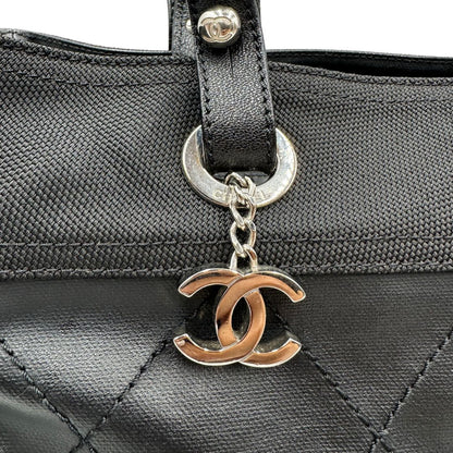 Borsa Chanel in pelle nera, caratterizzata da linee morbide ed eleganti. Dotata di doppi manici e charm CC iconico con finiture argentate, di lusso, originale, ottime condizioni, usata.