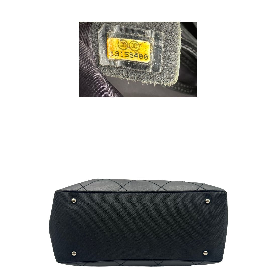 base Borsa Chanel in pelle nera, caratterizzata da linee morbide ed eleganti. Dotata di doppi manici e charm CC iconico con finiture argentate, di lusso, originale, ottime condizioni, usata. 