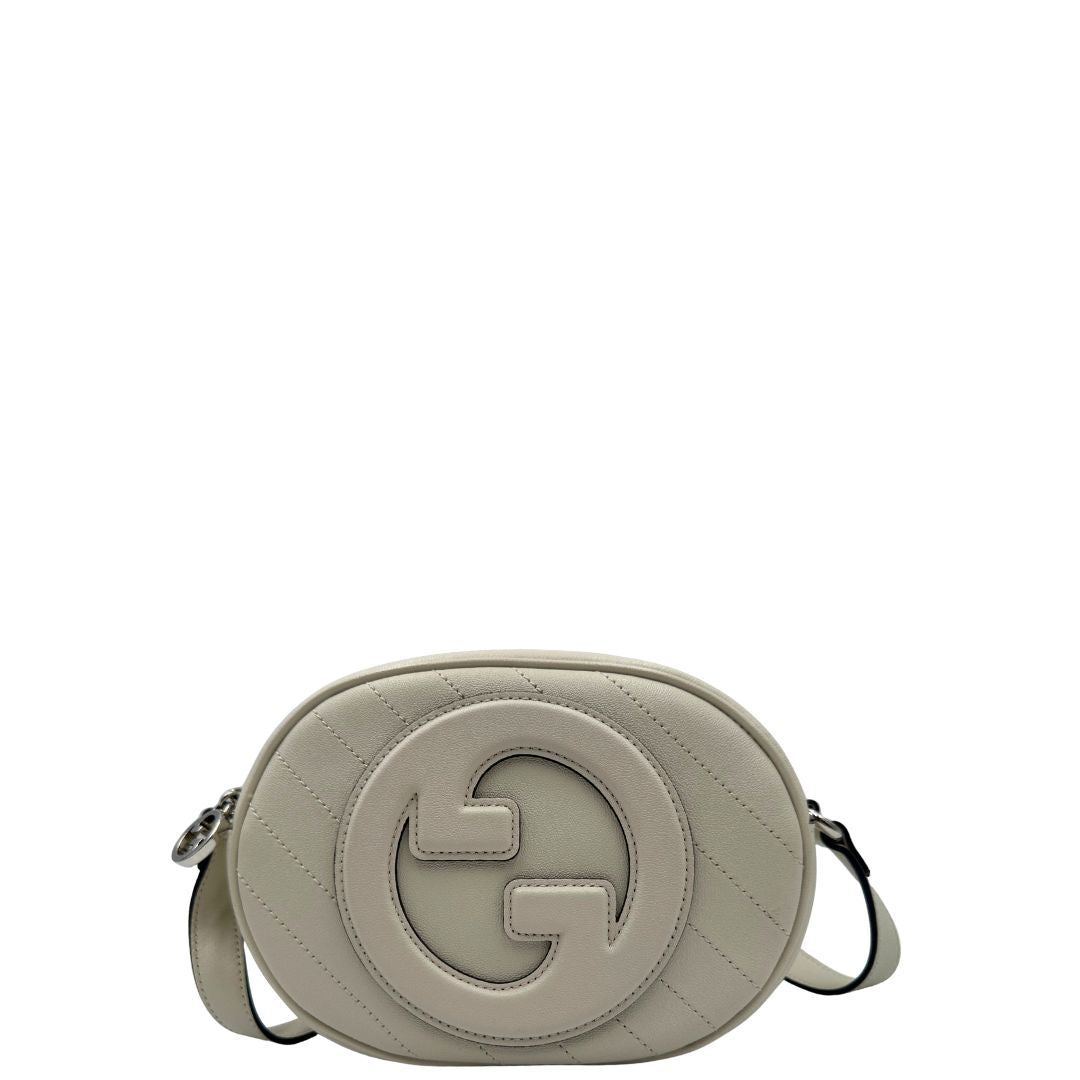 front Borsa Gucci Blondie in pelle color bianco gesso, con iconica doppia G sul front e munita di una tracolla regolabile, di lusso, originale, eccellenti condizioni, usata. 
