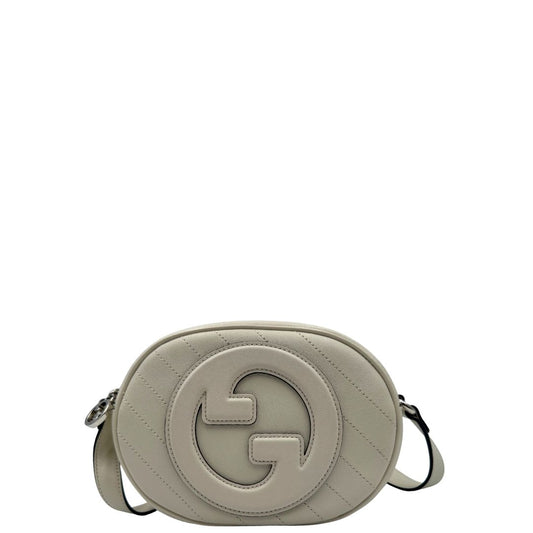 front Borsa Gucci Blondie in pelle color bianco gesso, con iconica doppia G sul front e munita di una tracolla regolabile, di lusso, originale, eccellenti condizioni, usata. 