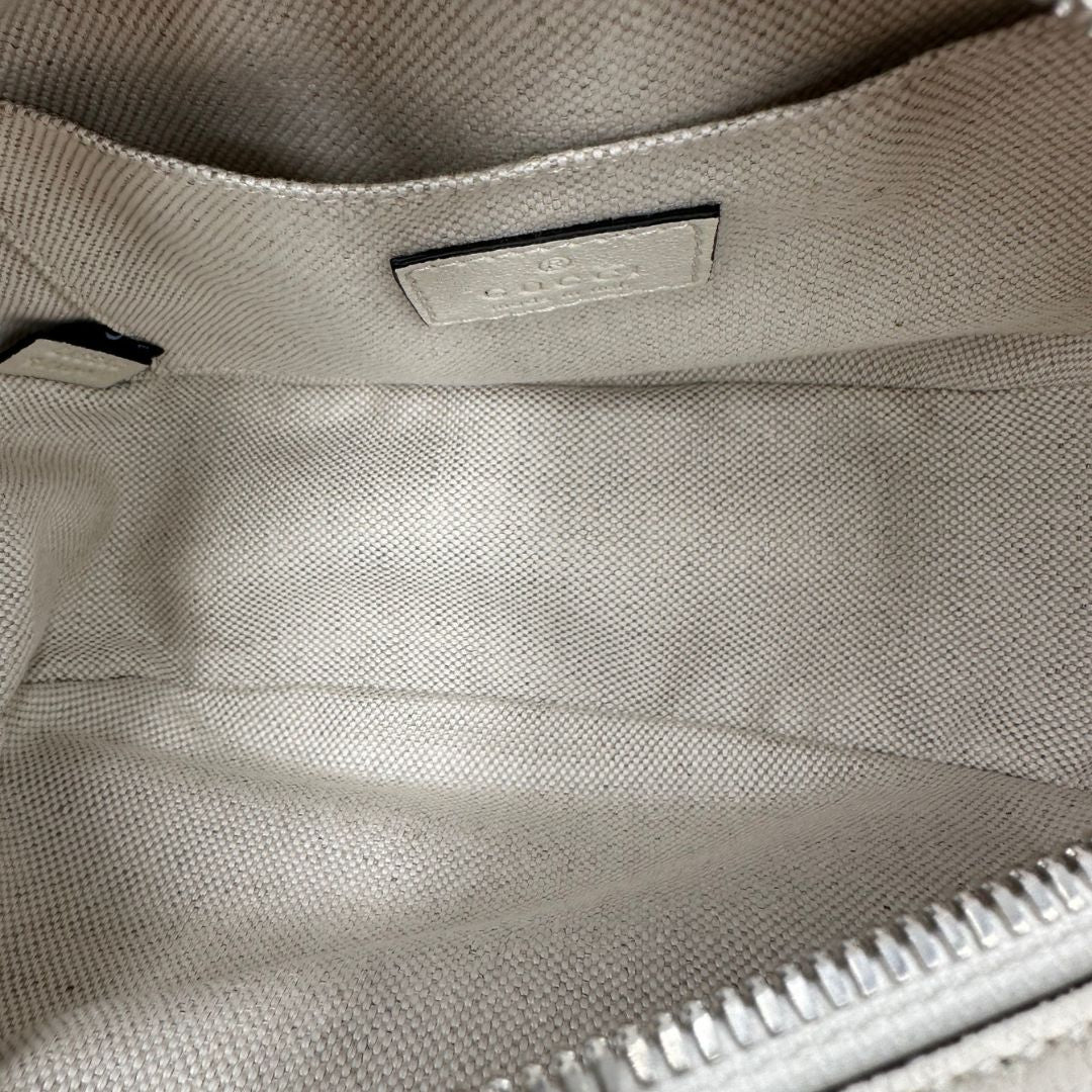 Borsa Gucci Blondie in pelle color bianco gesso, con iconica doppia G sul front e munita di una tracolla regolabile, di lusso, originale, eccellenti condizioni, usata.