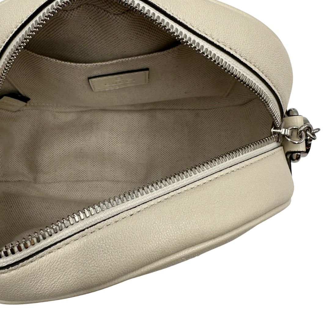 Borsa Gucci Blondie in pelle color bianco gesso, con iconica doppia G sul front e munita di una tracolla regolabile, di lusso, originale, eccellenti condizioni, usata.