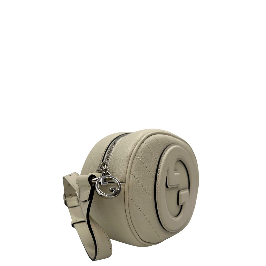 lato Borsa Gucci Blondie in pelle color bianco gesso, con iconica doppia G sul front e munita di una tracolla regolabile, di lusso, originale, eccellenti condizioni, usata. 