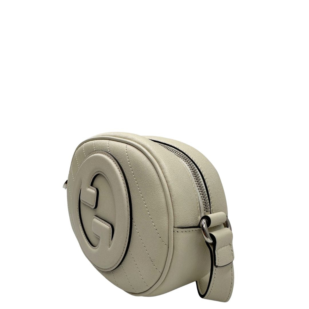 lato Borsa Gucci Blondie in pelle color bianco gesso, con iconica doppia G sul front e munita di una tracolla regolabile, di lusso, originale, eccellenti condizioni, usata. 