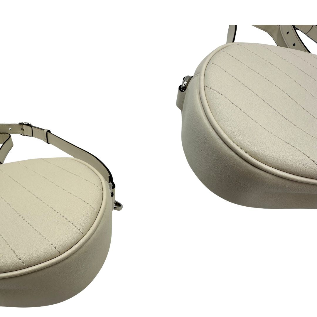 angoli Borsa Gucci Blondie in pelle color bianco gesso, con iconica doppia G sul front e munita di una tracolla regolabile, di lusso, originale, eccellenti condizioni, usata. 