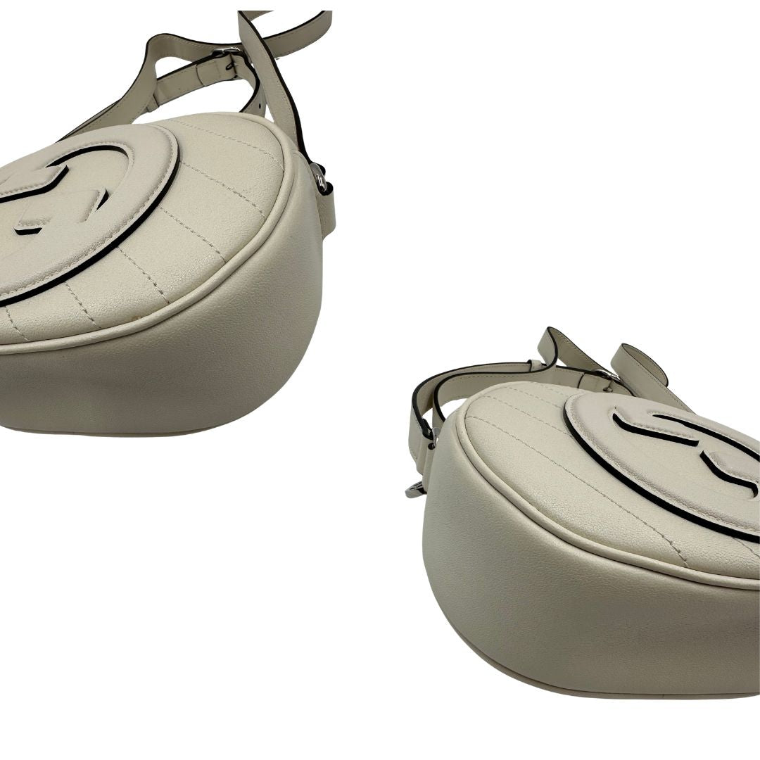 Borsa Gucci Blondie in pelle color bianco gesso, con iconica doppia G sul front e munita di una tracolla regolabile, di lusso, originale, eccellenti condizioni, usata.