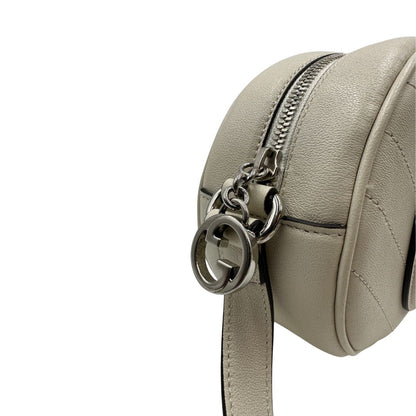 Borsa Gucci Blondie in pelle color bianco gesso, con iconica doppia G sul front e munita di una tracolla regolabile, di lusso, originale, eccellenti condizioni, usata.