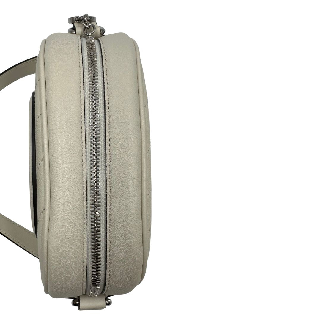 chiusura  Borsa Gucci Blondie in pelle color bianco gesso, con iconica doppia G sul front e munita di una tracolla regolabile, di lusso, originale, eccellenti condizioni, usata.