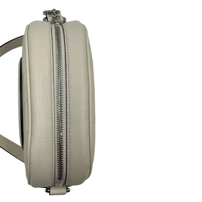 chiusura  Borsa Gucci Blondie in pelle color bianco gesso, con iconica doppia G sul front e munita di una tracolla regolabile, di lusso, originale, eccellenti condizioni, usata.