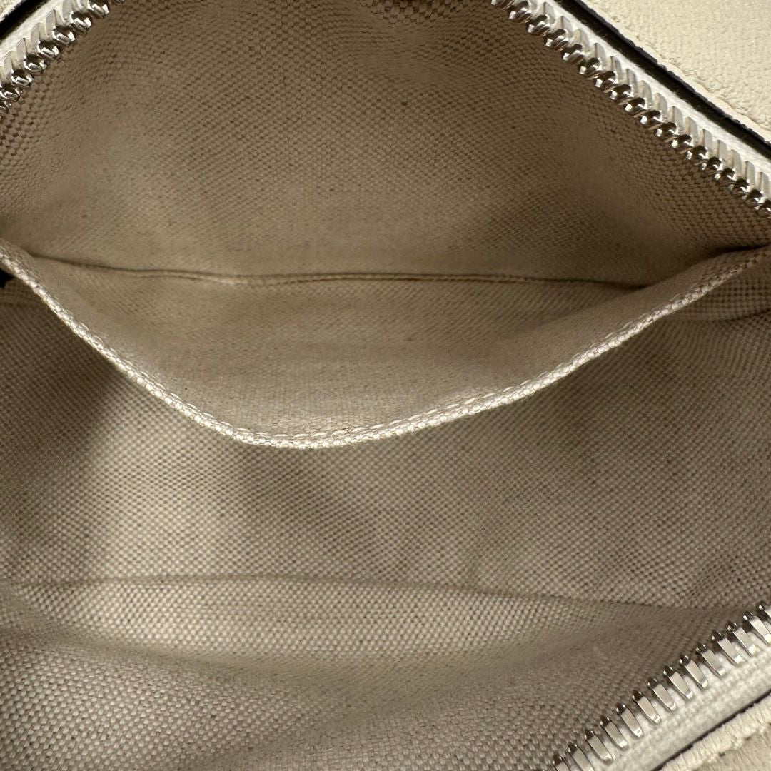 Borsa Gucci Blondie in pelle color bianco gesso, con iconica doppia G sul front e munita di una tracolla regolabile, di lusso, originale, eccellenti condizioni, usata.