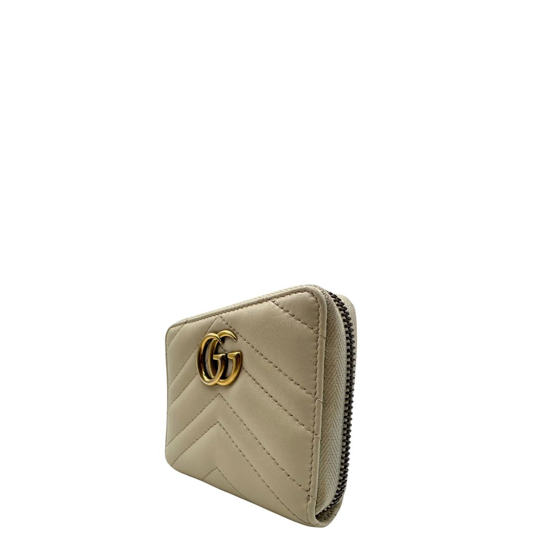 Portafoglio Gucci Marmont con impunture chevron in pelle color bianco avorio, di lusso, originale, ottime condizioni, usata.