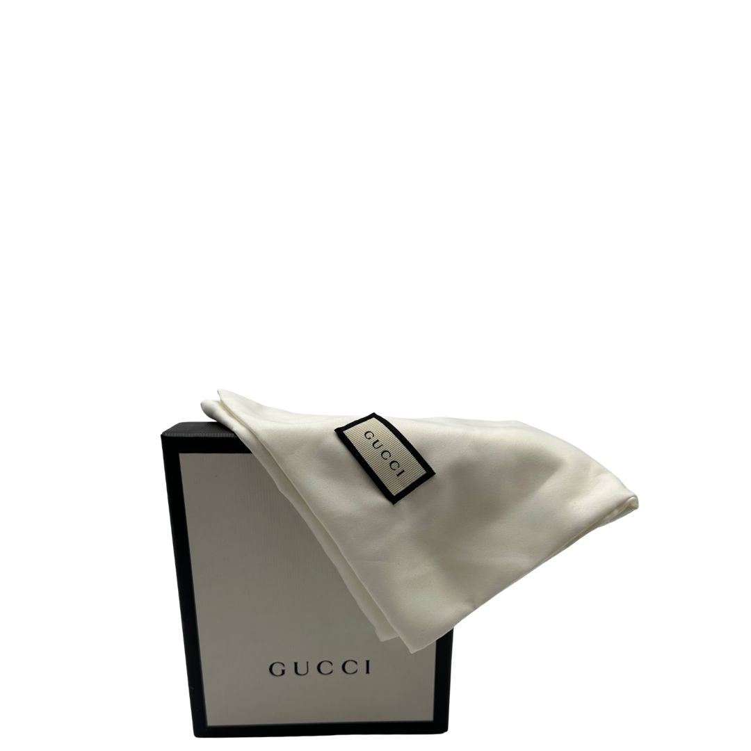 Portafoglio Gucci Marmont con impunture chevron in pelle color bianco avorio, di lusso, originale, ottime condizioni, usata.