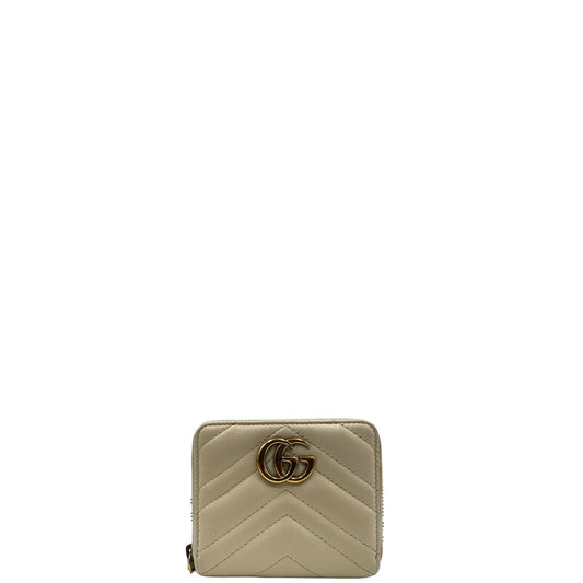front Portafoglio Gucci Marmont con impunture chevron in pelle color bianco avorio, di lusso, originale, ottime condizioni, usata.