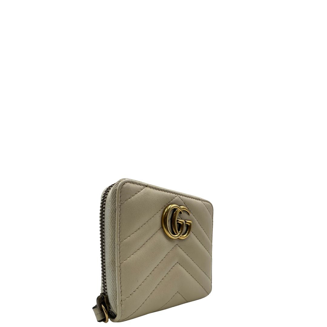 Portafoglio Gucci Marmont con impunture chevron in pelle color bianco avorio, di lusso, originale, ottime condizioni, usata.
