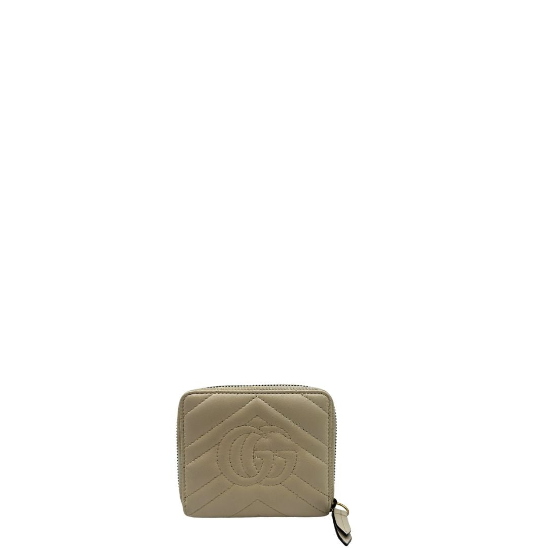 Portafoglio Gucci Marmont con impunture chevron in pelle color bianco avorio, di lusso, originale, ottime condizioni, usata.
