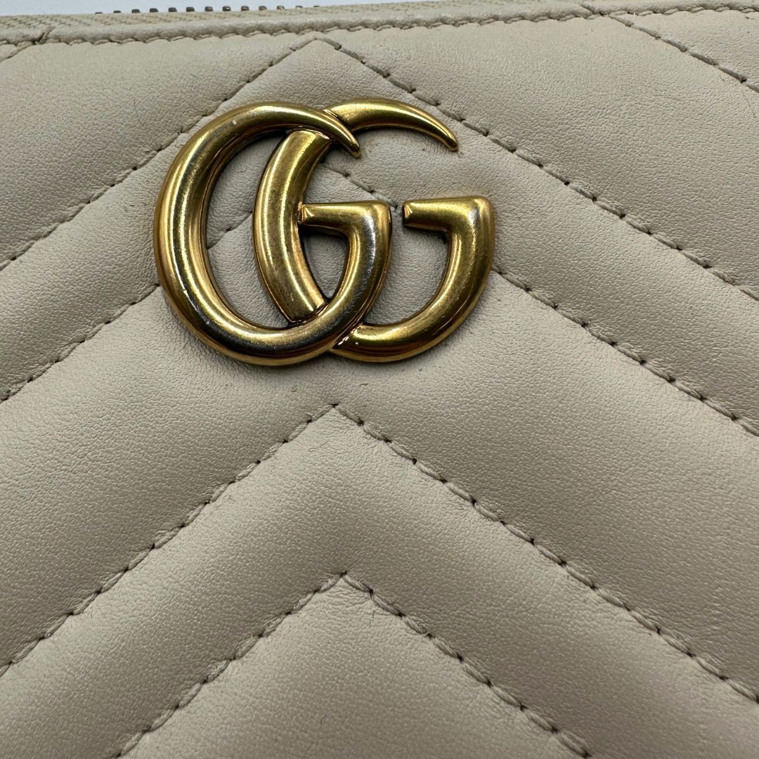Portafoglio Gucci Marmont con impunture chevron in pelle color bianco avorio, di lusso, originale, ottime condizioni, usata.