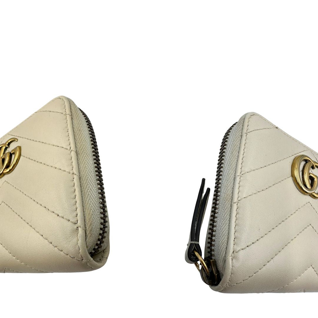 Portafoglio Gucci Marmont con impunture chevron in pelle color bianco avorio, di lusso, originale, ottime condizioni, usata.