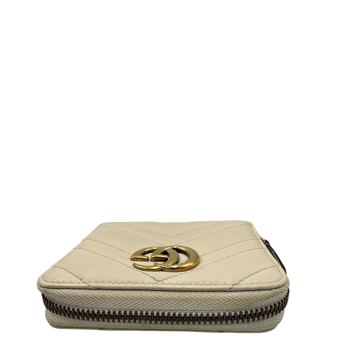 Portafoglio Gucci Marmont con impunture chevron in pelle color bianco avorio, di lusso, originale, ottime condizioni, usata.