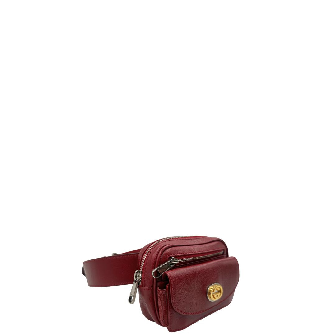 lato Marsupio Gucci Marmont in pelle rossa, con dettagli metallici dorati e argentati, di lusso, originale, ottime condizioni, usata. 