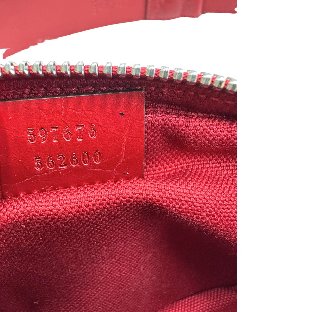 interno Marsupio Gucci Marmont in pelle rossa, con dettagli metallici dorati e argentati, di lusso, originale, ottime condizioni, usata. 